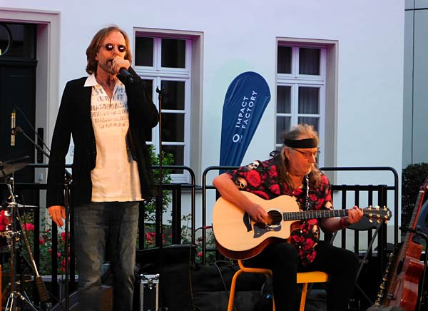 Kulturfestival 'Ruhrorter Campusabende' open air bei Haniel in Duisburg-Ruhrort - Mick Haering und D-Purple