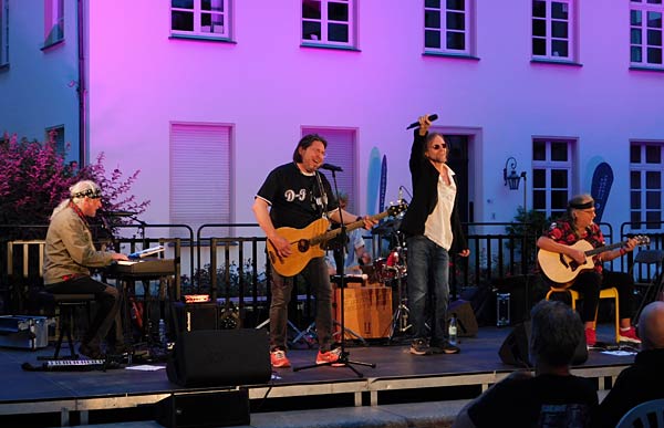Kulturfestival 'Ruhrorter Campusabende' open air bei Haniel in Duisburg-Ruhrort - Mick Haering und D-Purple