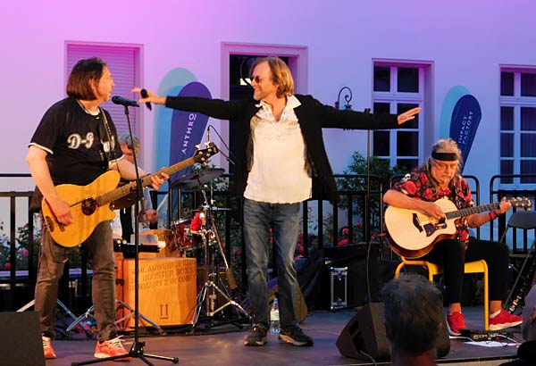 Kulturfestival 'Ruhrorter Campusabende' open air bei Haniel in Duisburg-Ruhrort - Mick Haering und D-Purple