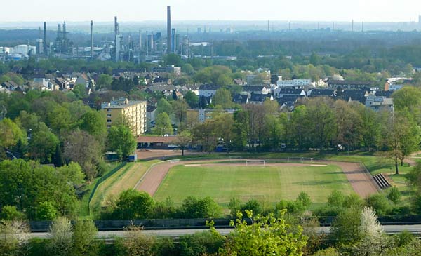 Halde Rungenberg in Gelsenkirchen mit der Schüngelbergsiedlung