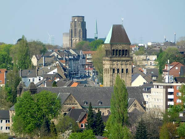 Halde Rungenberg in Gelsenkirchen mit der Sch&uuml;ngelbergsiedlung