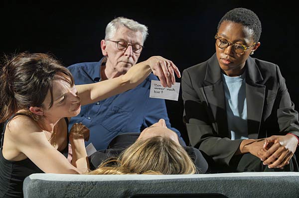 Schauspiel 'und im Blau zu verschwinden' im Schauspiel Duisburg