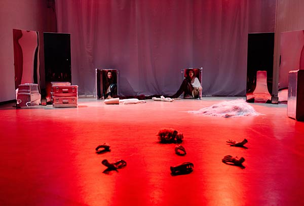 Schauspiel 'Viermal ICH' im Schauspiel Duisburg