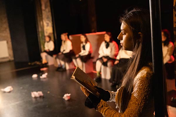 Schauspiel 'Ein Zimmer f&uuml;r sich alleine' im Schauspiel Duisburg