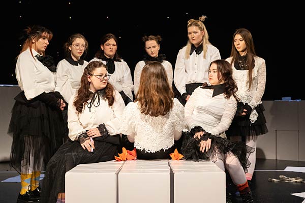 Schauspiel 'Ein Zimmer f&uuml;r sich alleine' im Schauspiel Duisburg